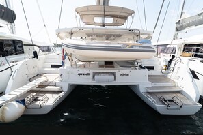 Un yate blanco con cubierta protegida, el nombre 'specielii' en el costado y la etiqueta 'Rib 10'.
