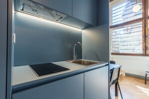 Deluxe-lejlighed | Privat køkken | Minikøleskab, mikrobølgeovn, ovn, kogeplade