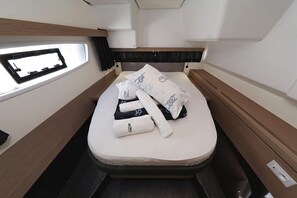 A compact, modern cabin with a bed, a window, and a small table. - Sun-Kissed Sailing Adventure in Zadar, Croatia (Biograd na moru)