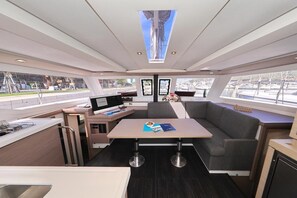 Un intérieur moderne comprenant une cuisine, un coin repas et un espace salon.