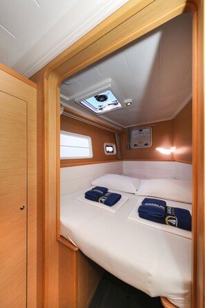 A compact cabin with a bunk bed, a small window, and a skylight. - Sun-Kissed Sailing Adventure in Zadar, Croatia (Biograd na moru)