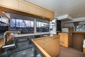 Private kitchen - Sun-Kissed Sailing Adventure in Zadar, Croatia (Biograd na moru)
