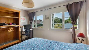 Iron/ironing board, WiFi, bed sheets