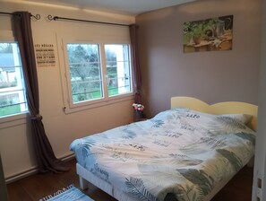 Iron/ironing board, WiFi, bed sheets