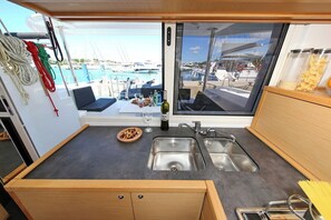 Private kitchen - Sun-Kissed Sailing Adventure in Zadar, Croatia (Bibinje)
