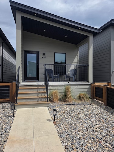 Stylish pet-friendly 1-bedroom home on the border of Kelowna/Lake Country
