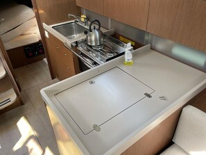 Private kitchen - Sun-Kissed Sailing Adventure in Zadar, Croatia (Bibinje)