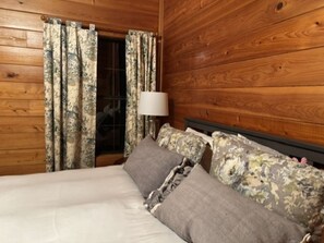 3 bedrooms, iron/ironing board, WiFi, bed sheets - Reedy Creek Hideaway (Pavo)
