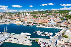 Un port de plaisance avec des bateaux, un quai et des bâtiments en arrière-plan.
