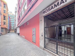 Ein Gebäude mit roter Fassade und einem großen Glaszugang.