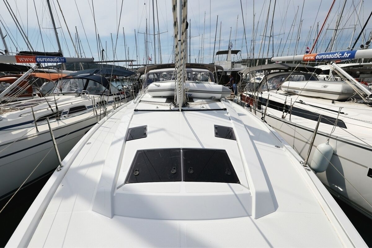 Een jachthaven met meerdere zeilboten afgemeerd.