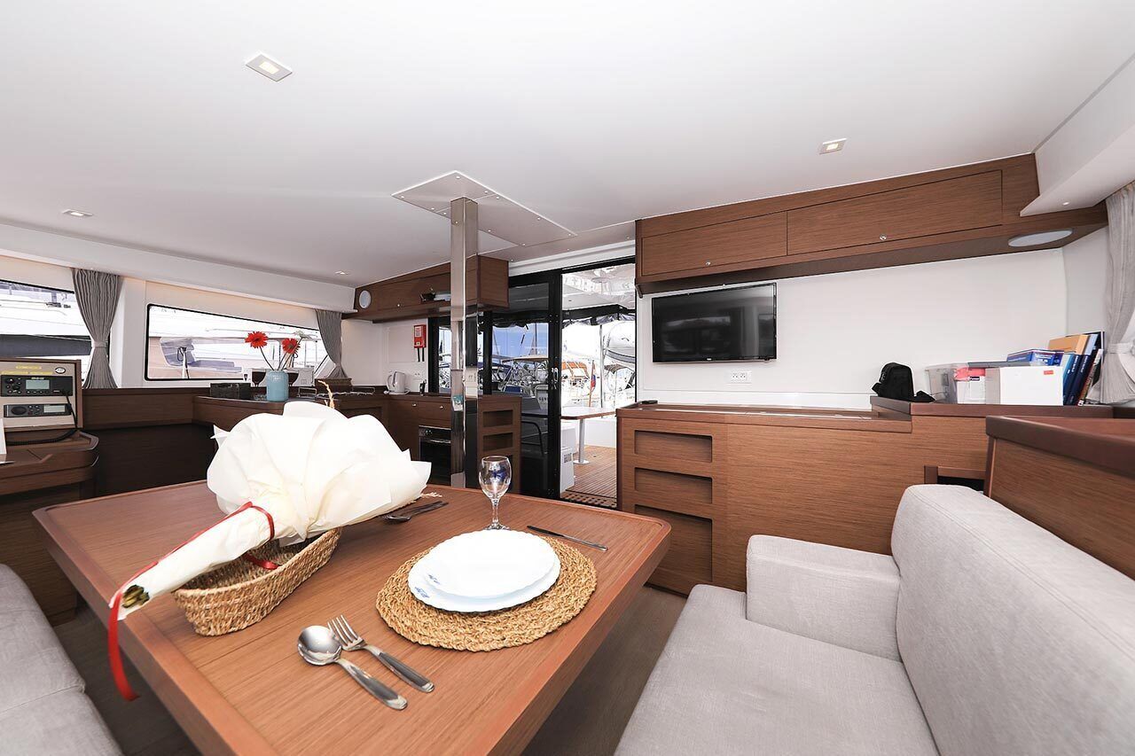 Un intérieur moderne comprenant un coin repas, un canapé et un téléviseur.