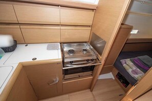 Private kitchen - Sun-Kissed Sailing Adventure in Islas Baleares, Mallorca (Portocolom)