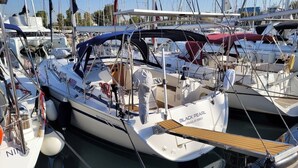 Un velero llamado 'BLACK PEARL' atracado en un puerto deportivo junto a otros barcos.