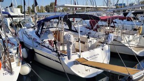A sailboat named 'BLACK PEARL' docked at a marina with other boats. - Sun-Kissed Sailing Adventure in Islas Sarónicas (Alimos)