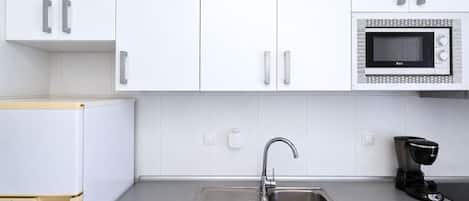 Cafetera/tetera, refrigerador, microondas, tostadora