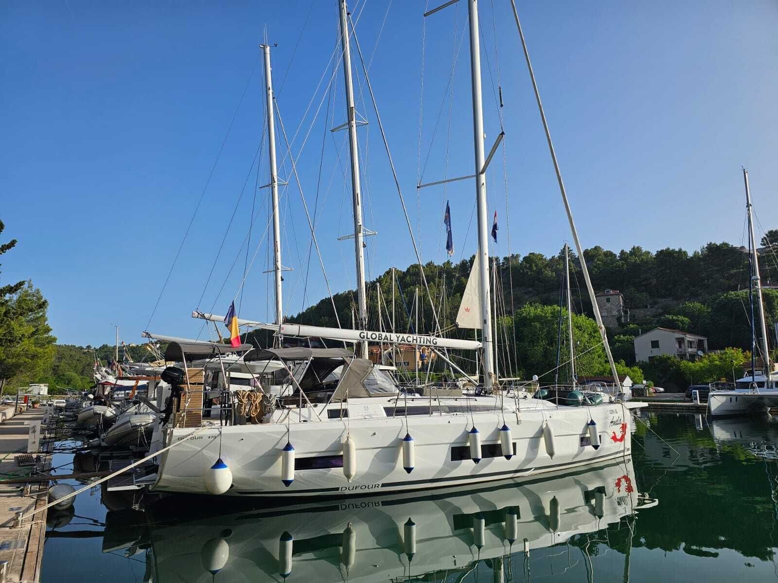 Un voilier était amarré dans une marina, et l’on pouvait lire sur sa coque l’inscription « GLOBAL YACHTING ».