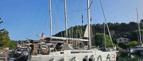 Un velero amarrado en una marina, con la inscripción 'GLOBAL YACHTING' en el costado.