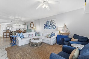 Apartment, Mehrere Betten (Oceanwalk 4-404) | Wohnbereich
