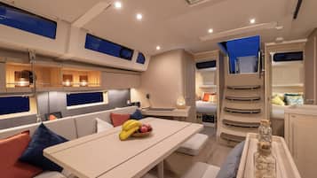Ein modernes Interieur mit Essbereich, Sitzgelegenheiten und einer Küche.