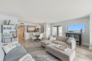 Apartment, 1 King-Bett und Schlafsofa (Seascape Towers 425) | Wohnbereich