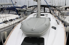 Ein Yachthafen mit mehreren Segelbooten, die dicht an dicht liegen.