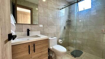 Doppia Comfort, vista città | Bagno | Asciugamani, sapone, shampoo, carta igienica