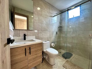 Doppia Comfort, vista città | Bagno | Asciugamani, sapone, shampoo, carta igienica