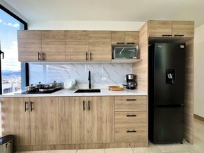 Quarto casal conforto, vista para a cidade | Cozinha privada | Micro-ondas, talheres/pratos/utensílios de cozinha