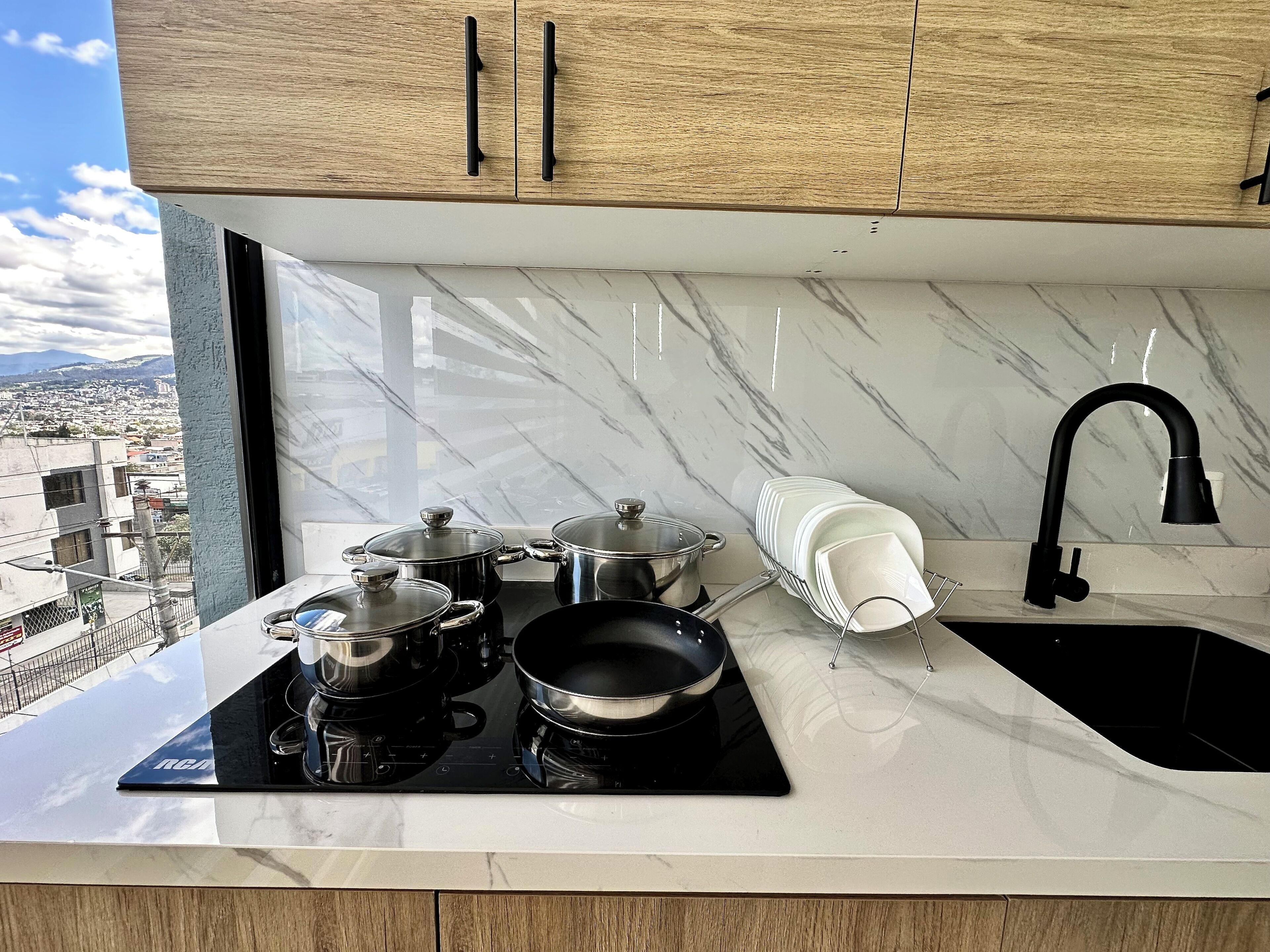 Chambre Double Confort, vue ville | Cuisine privée | Micro-ondes, batterie de cuisine, vaisselle et ustensiles