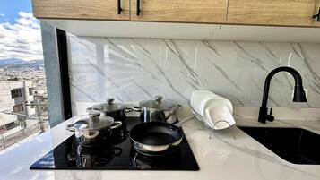 Chambre Double Confort, vue ville | Cuisine privée | Micro-ondes, batterie de cuisine, vaisselle et ustensiles