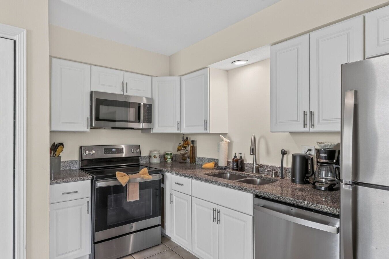 Coffee/tea maker, fridge, microwave, oven