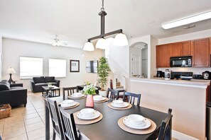 Dining - Your Disney Home Away From Home 4BR Townhome Resort Pool & Free Parking (Kissimmee)