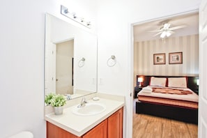 Shower, hair dryer, towels, soap - Your Disney Home Away From Home 4BR Townhome Resort Pool & Free Parking (Kissimmee)