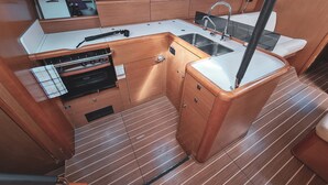 Private kitchen - Sun-Kissed Sailing Adventure in Sibenik, Croatia (Rogoznica)