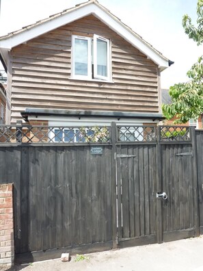 Exterior - A rare opportunity to stay in a unique 2 storey lodge in Lymington (Lymington)