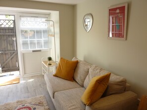 Living area - A rare opportunity to stay in a unique 2 storey lodge in Lymington (Lymington)