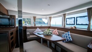 Ein modernes Interieur mit Sofa, Tisch und Fernseher.