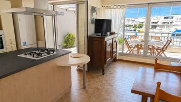 Coffee/tea maker, fridge, microwave, oven
