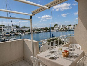 Outdoor dining - Marina with a beautiful terrace and a view of the water. (Le Grau-du-Roi)