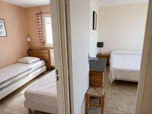 Room - Marina with a beautiful terrace and a view of the water. (Le Grau-du-Roi)