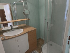 Shower - Marina with a beautiful terrace and a view of the water. (Le Grau-du-Roi)