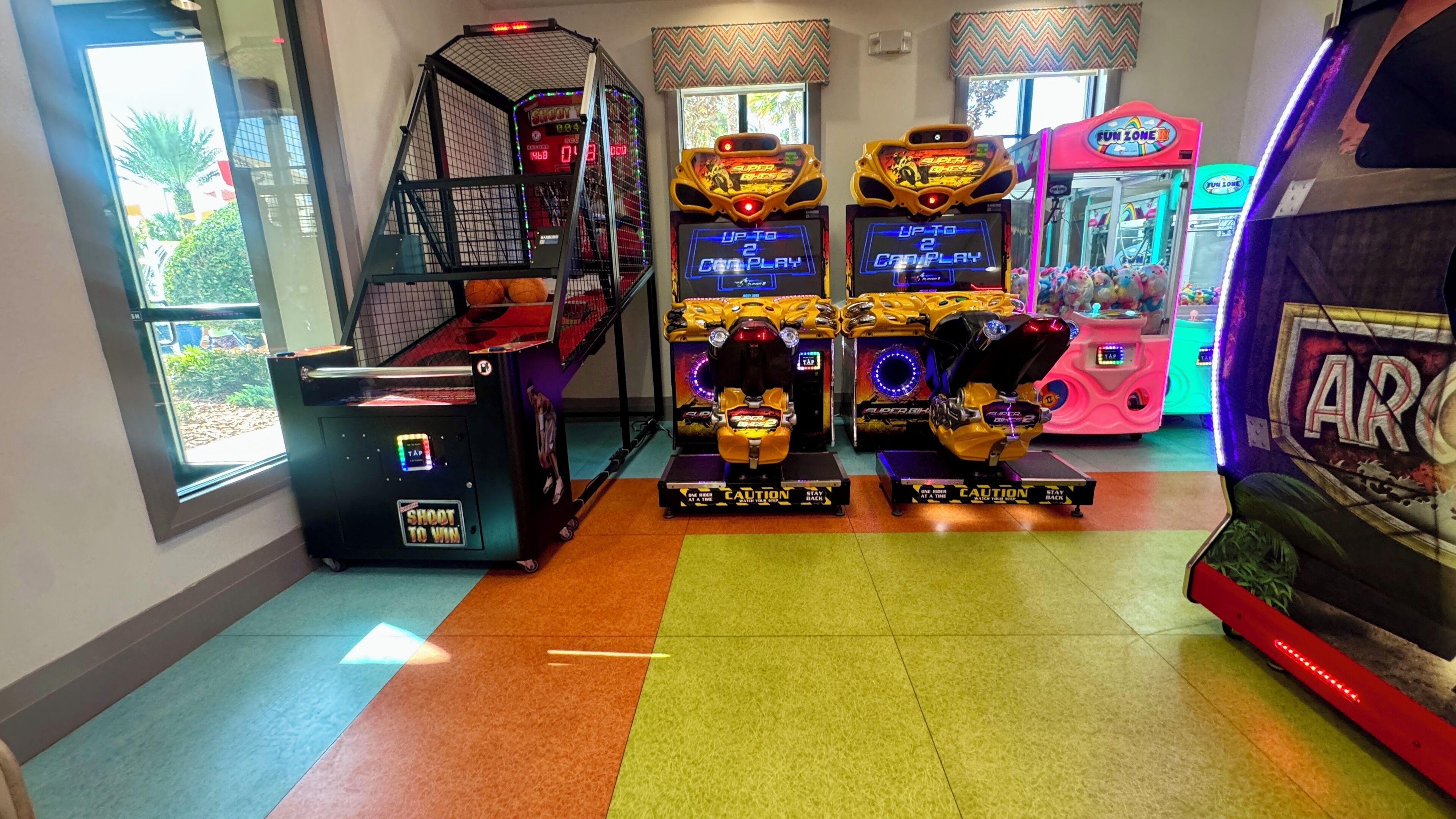 Eine Spielhalle mit Krabschlingen und Rennsimulatoren.
