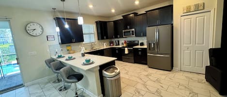 Villa Deluxe | Cocina privada | Refrigerador, microondas, horno y parrilla de estufa