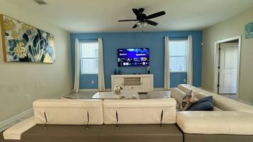 Deluxe Villa | Living area