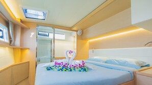 Une chambre à coucher avec un lit, une table de chevet et une fenêtre.