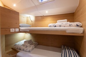 Ett rum med en våningssäng, träväggar och ett takfönster.