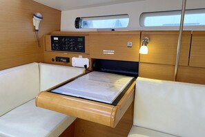 Una cabaña pequeña con un panel de control, un mapa y un ventanal.