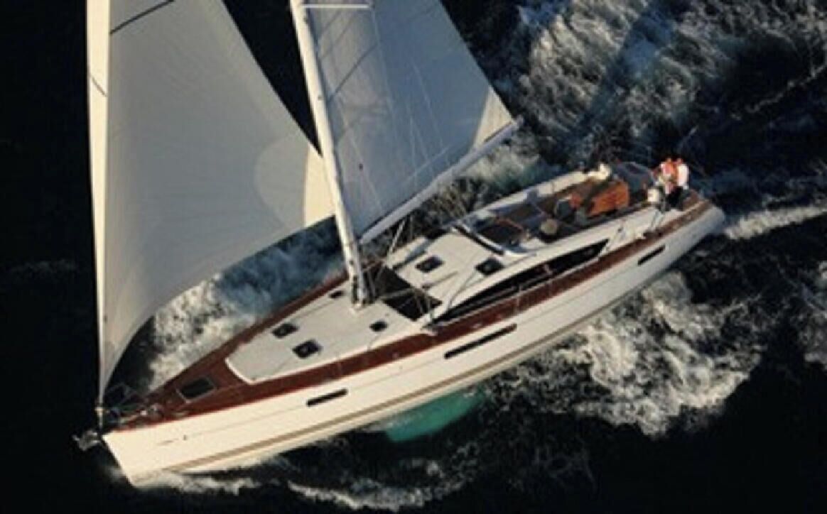 Eine Yacht mit Kabine, Deck und Segeln.