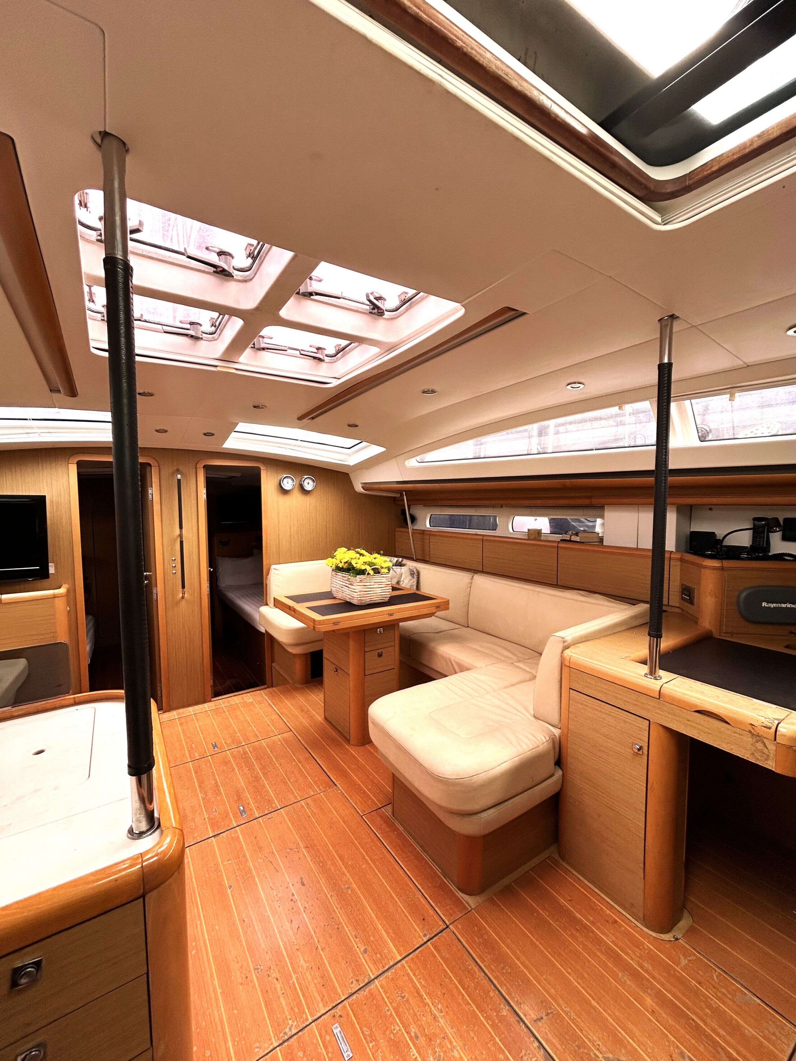 Un interior compacto y bien iluminado con comedor, asientos y una pequeña kitchenette.